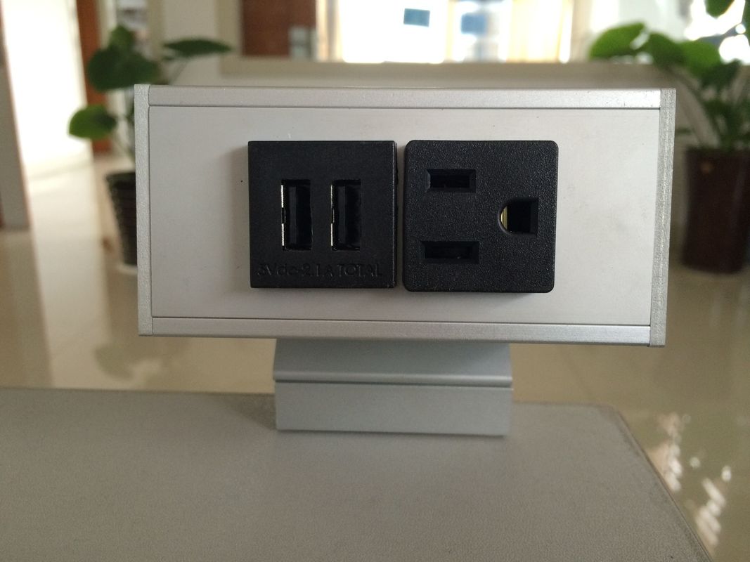 Le bureau a monté des prises de puissance avec 1 débouchés et 2 ports USB, le débouché de table 125V 15A en métal