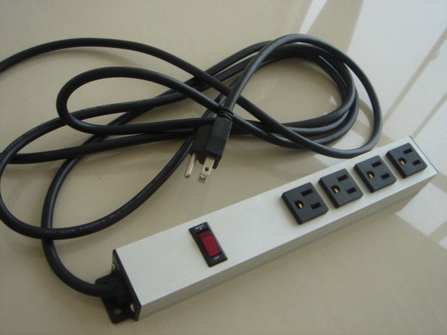 Manière imperméable de la bande 4 de puissance de PDU de bâti de support, rallonge multi de port résistante